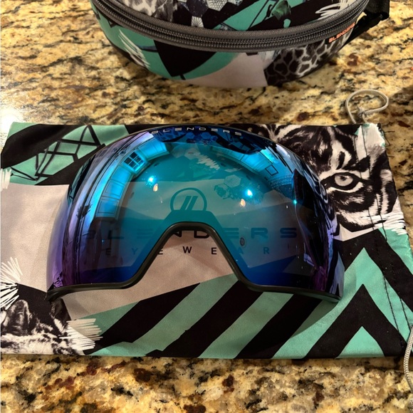Blenders Nebula Roaring Legend Snow Goggles with 2 Extra Lenses - Picture 4 of 10